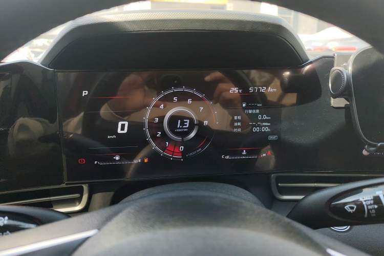 Used Hyundai Elantra 2021 1.5L CVT LUX Prestige Edition Odometer Close Up