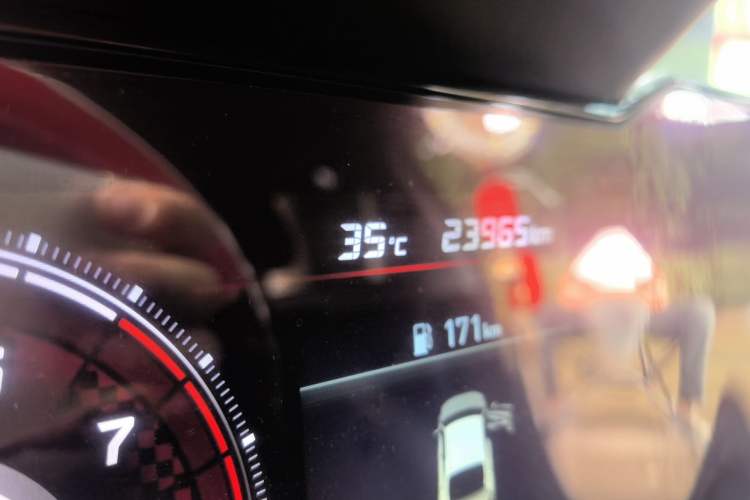 Used Hyundai Elantra 2021 1.5L CVT LUX Prestige Edition Odometer Close Up