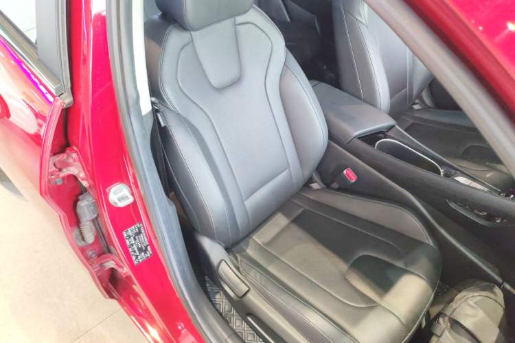 Used Hyundai Elantra 2021 1.5L CVT LUX Prestige Edition Right Front Seat