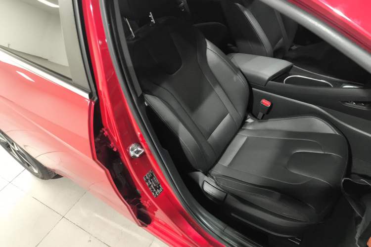 Used Hyundai Elantra 2021 1.5L CVT LUX Prestige Edition Right Front Seat