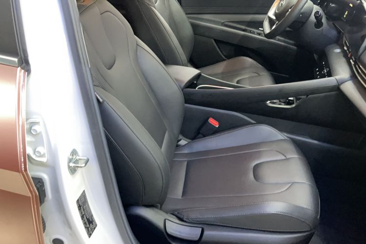 Used Hyundai Elantra 2021 1.5L CVT LUX Prestige Edition Right Front Seat