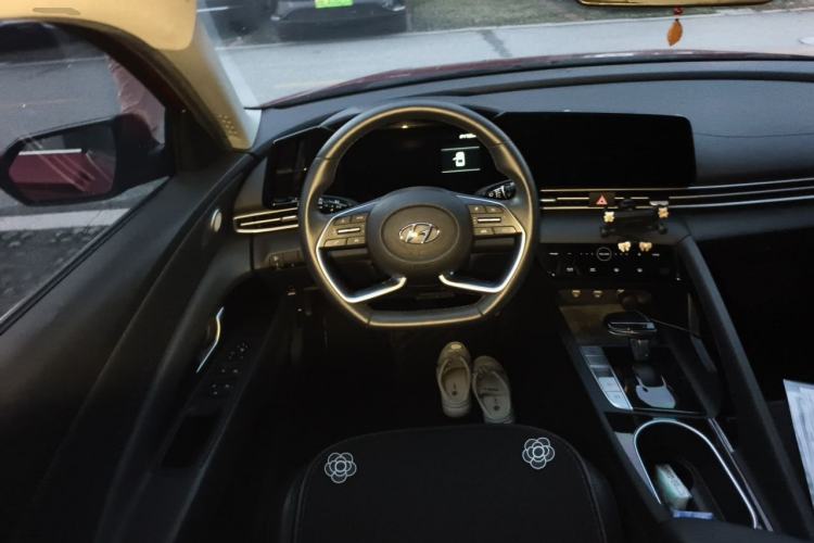 Used Hyundai Elantra 2021 1.5L CVT LUX Prestige Edition Steering Wheel