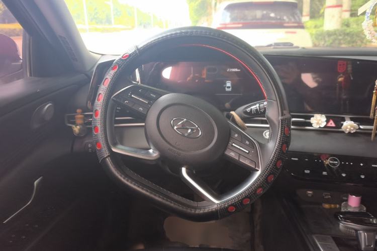 Used Hyundai Elantra 2021 1.5L CVT LUX Prestige Edition Steering Wheel