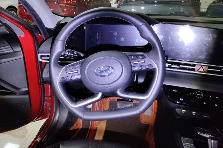 Used Hyundai Elantra 2021 1.5L CVT LUX Prestige Edition Steering Wheel
