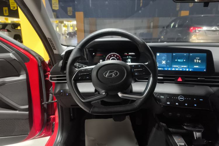 Used Hyundai Elantra 2021 1.5L CVT LUX Prestige Edition Steering Wheel