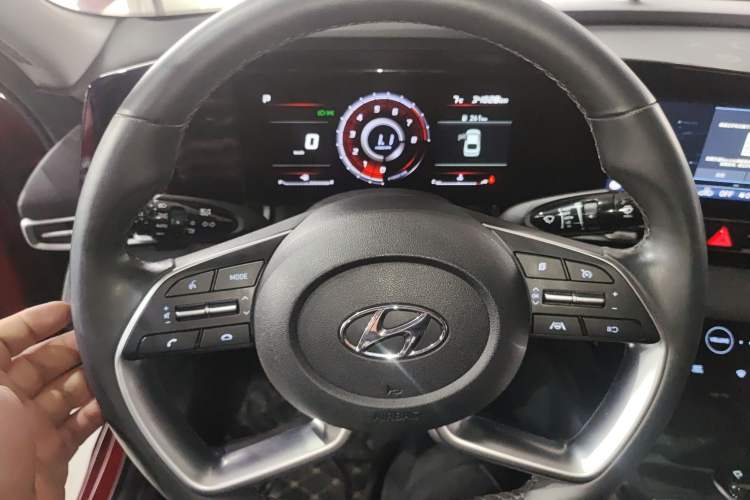 Used Hyundai Elantra 2021 1.5L CVT LUX Prestige Edition Steering Wheel