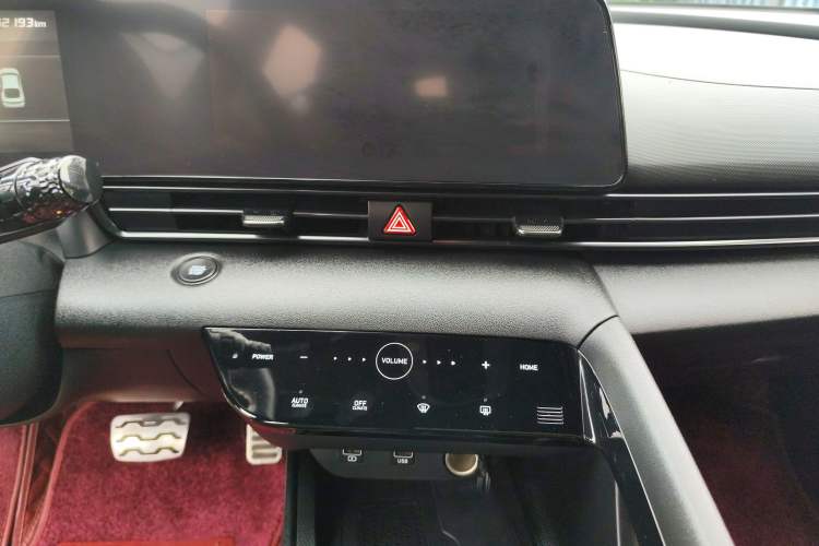 Used Hyundai Elantra 2021 240TGDi DCT LUX Prestige Edition Audio And AC Panel