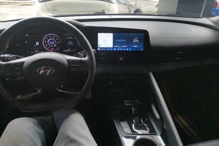 Used Hyundai Elantra 2021 240TGDi DCT LUX Prestige Edition Center Console