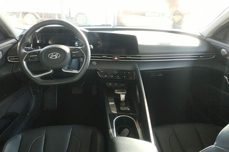 Used Hyundai Elantra 2021 1.5L CVT LUX Prestige Edition Center Console