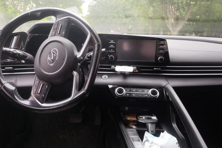Used Hyundai Elantra 2021 1.5L CVT GLX Elite Edition Center Console