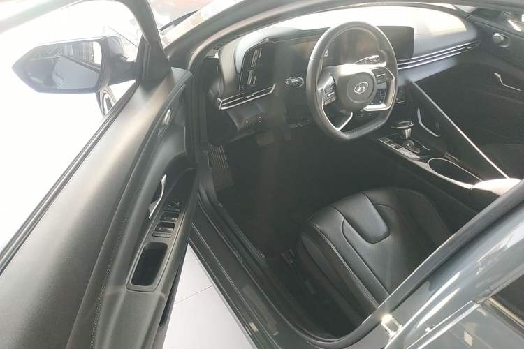 Used Hyundai Elantra 2021 1.5L CVT LUX Prestige Edition Driver Seat