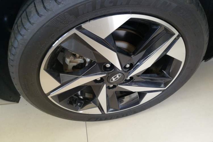 Used Hyundai Elantra 2021 1.5L CVT LUX Prestige Edition Exterior 8