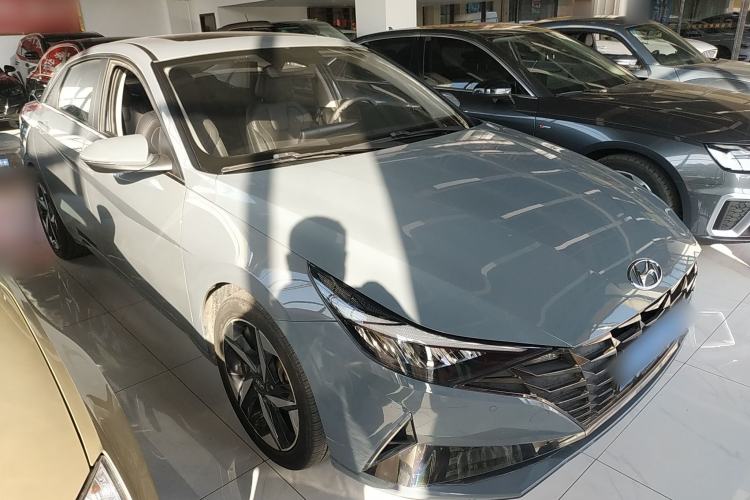 Used Hyundai Elantra 2021 1.5L CVT LUX Prestige Edition Front Right 45 Deg