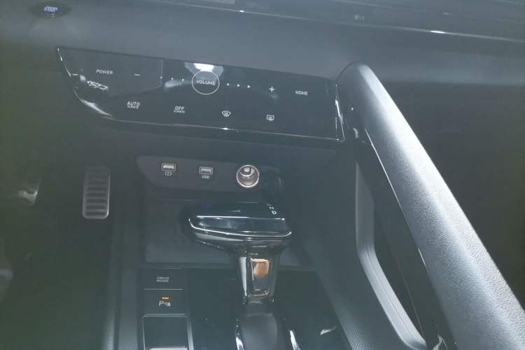 Used Hyundai Elantra 2021 240TGDi DCT LUX Prestige Edition Gear Lever