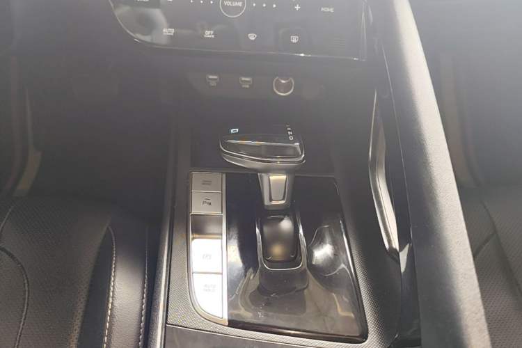 Used Hyundai Elantra 2021 1.5L CVT GLX Elite Edition Gear Lever