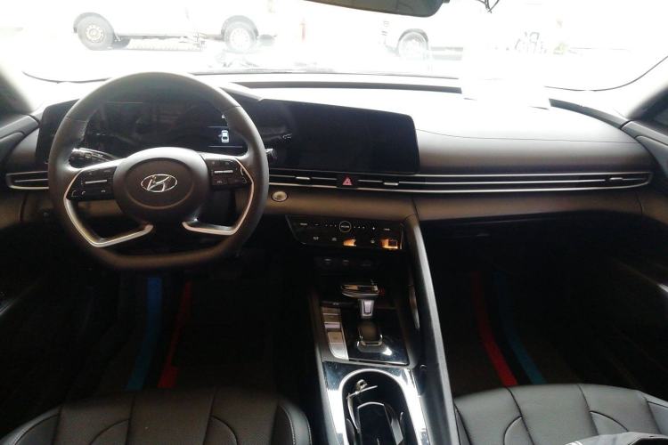 Used Hyundai Elantra 2021 1.5L CVT LUX Prestige Edition Interior 2