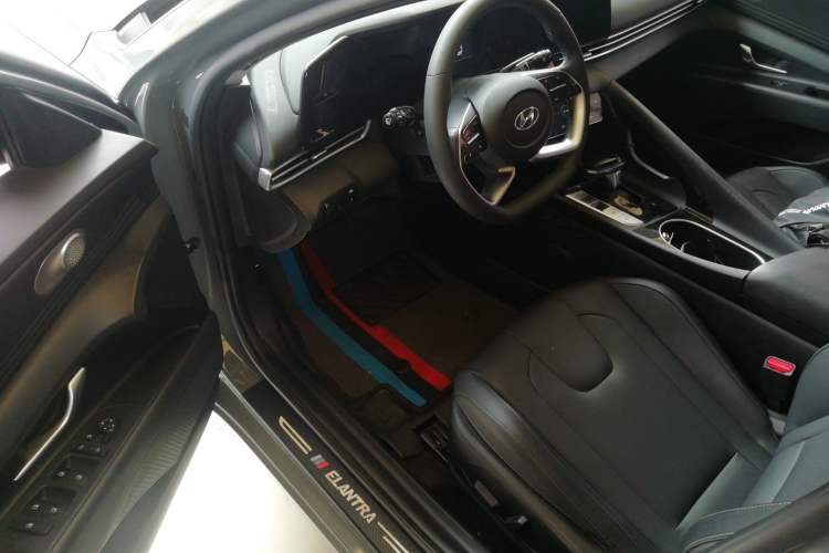 Used Hyundai Elantra 2021 1.5L CVT LUX Prestige Edition Interior 3
