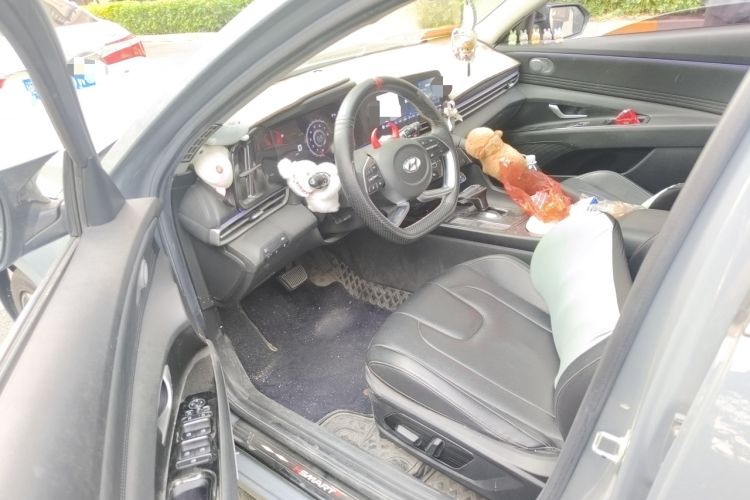 Used Hyundai Elantra 2021 1.5L CVT LUX Prestige Edition Interior 3