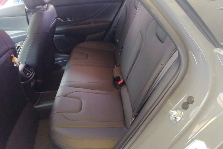 Used Hyundai Elantra 2021 1.5L CVT LUX Prestige Edition Interior 4