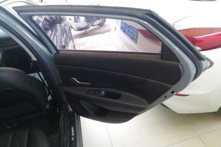 Used Hyundai Elantra 2021 1.5L CVT LUX Prestige Edition Interior 6
