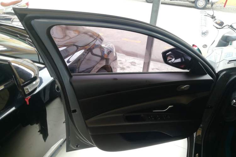 Used Hyundai Elantra 2021 1.5L CVT LUX Prestige Edition Interior 7
