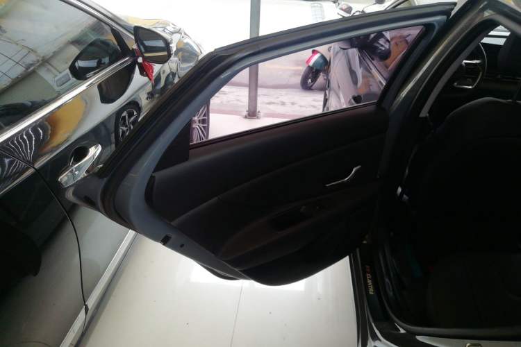 Used Hyundai Elantra 2021 1.5L CVT LUX Prestige Edition Interior 8