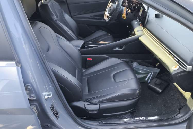 Used Hyundai Elantra 2021 1.5L CVT LUX Prestige Edition Right Front Seat