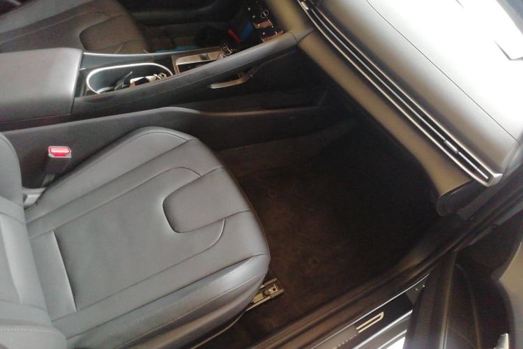 Used Hyundai Elantra 2021 1.5L CVT LUX Prestige Edition Right Front Seat