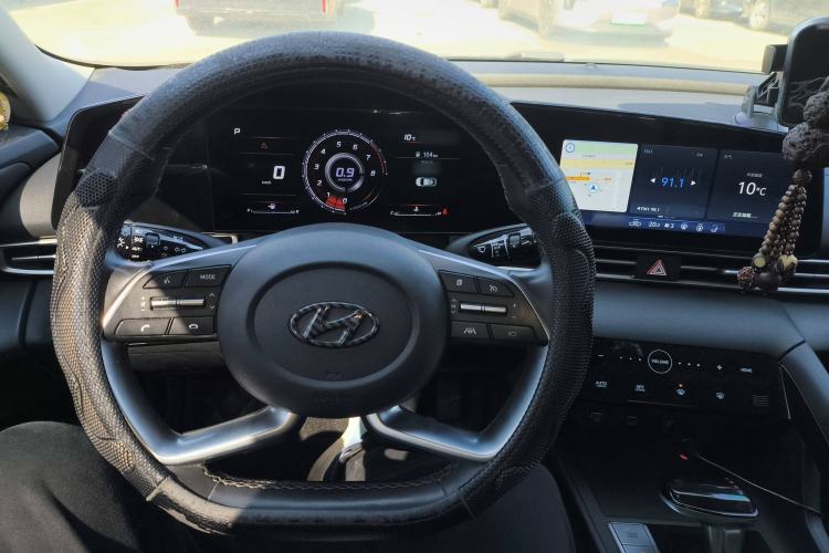 Used Hyundai Elantra 2021 1.5L CVT LUX Prestige Edition Steering Wheel