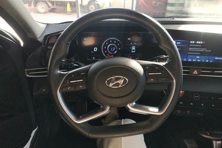 Used Hyundai Elantra 2021 1.5L CVT LUX Prestige Edition Steering Wheel