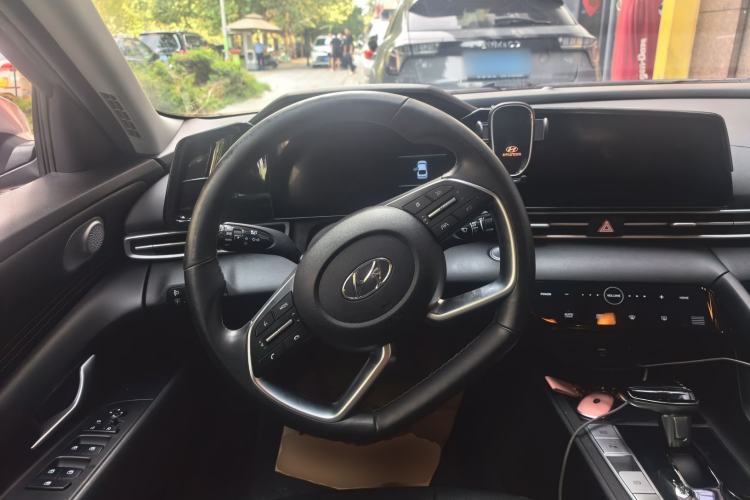 Used Hyundai Elantra 2021 1.5L CVT LUX Prestige Edition Steering Wheel