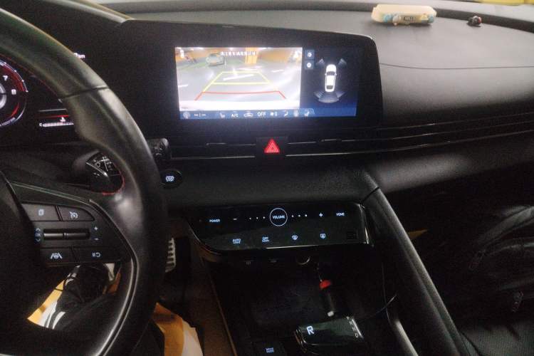 Used Hyundai Elantra 2021 240TGDi DCT LUX Prestige Edition Audio And AC Panel