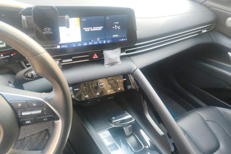 Used Hyundai Elantra 2021 1.5L CVT LUX Prestige Edition Audio And AC Panel