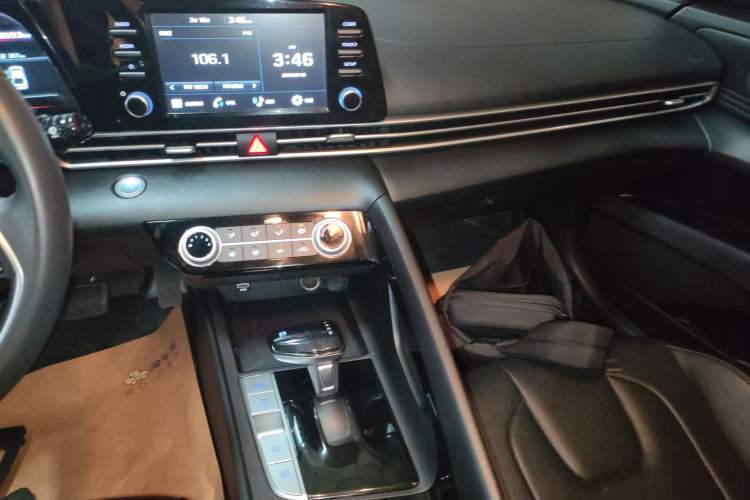 Used Hyundai Elantra 2021 1.5L CVT GLX Elite Edition Audio And AC Panel