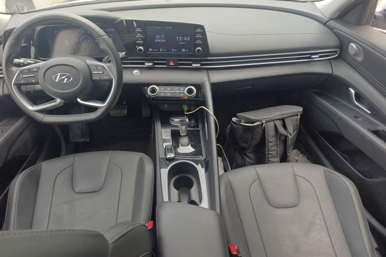 Used Hyundai Elantra 2021 1.5L CVT GLX Elite Edition Center Console