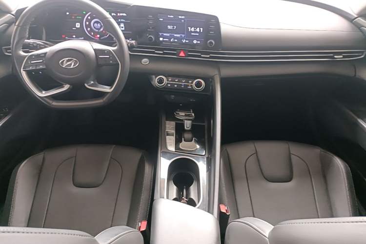 Used Hyundai Elantra 2021 1.5L CVT GLX Elite Edition Center Console