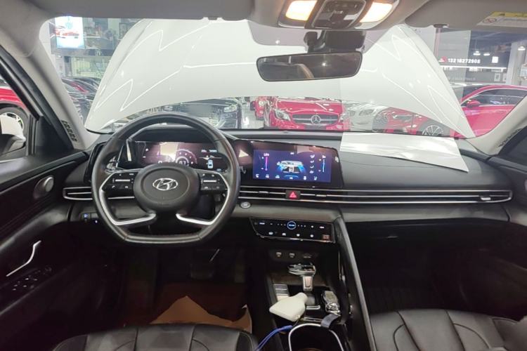 Used Hyundai Elantra 2021 1.5L CVT LUX Prestige Edition Center Console