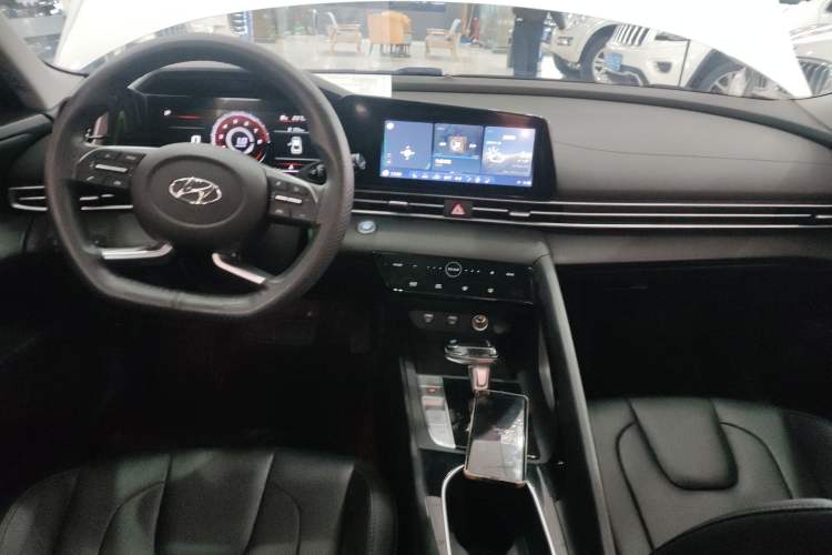 Used Hyundai Elantra 2021 1.5L CVT LUX Prestige Edition Center Console