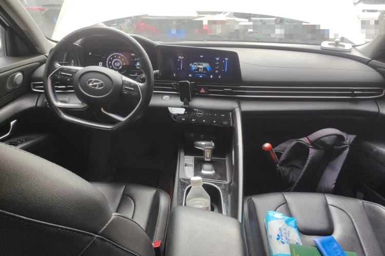 Used Hyundai Elantra 2021 1.5L CVT LUX Prestige Edition Center Console