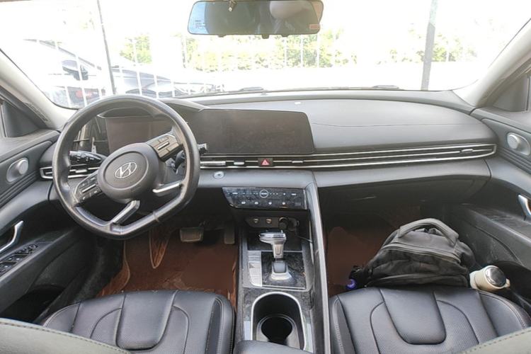 Used Hyundai Elantra 2021 1.5L CVT GLX Elite Edition Center Console