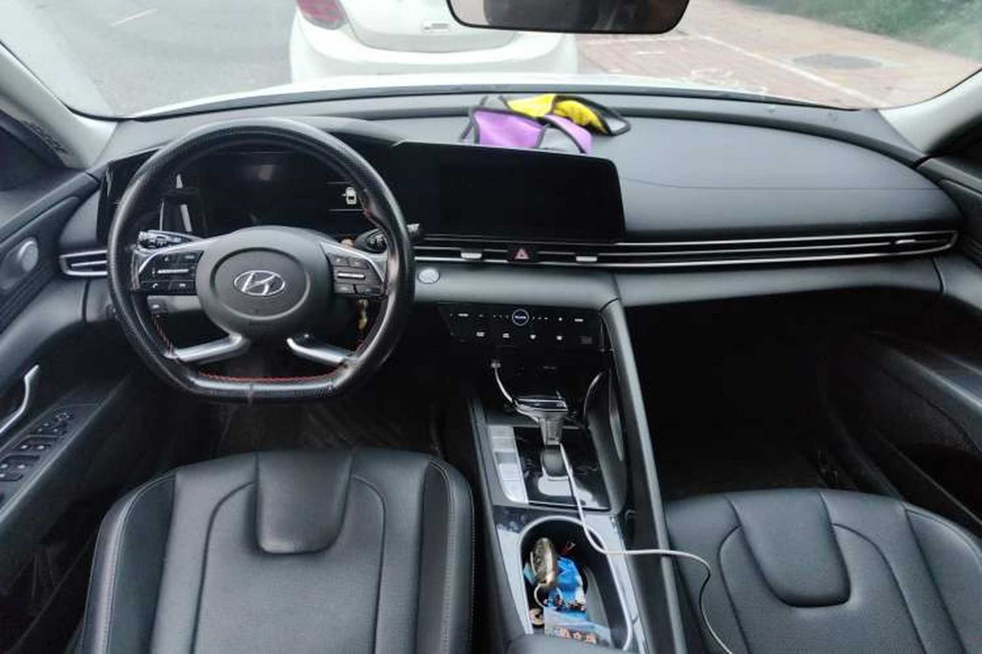 Used Hyundai Elantra 2021 1.5L CVT LUX Prestige Edition Center Console