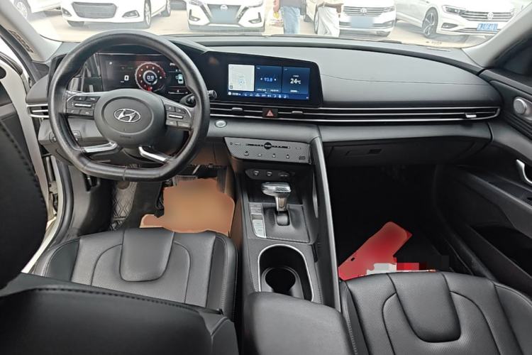 Used Hyundai Elantra 2021 1.5L CVT LUX Prestige Edition Center Console