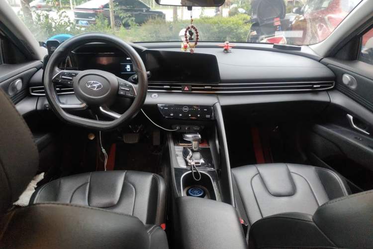 Used Hyundai Elantra 2021 1.5L CVT LUX Prestige Edition Center Console