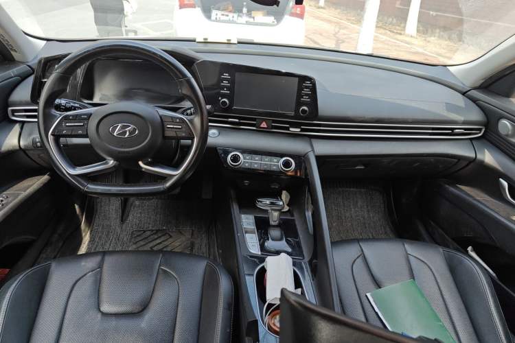 Used Hyundai Elantra 2021 1.5L CVT GLX Elite Edition Center Console