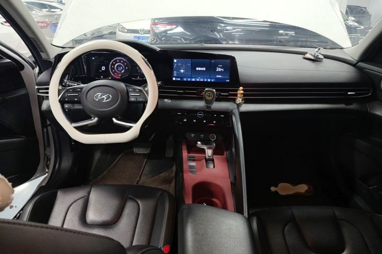 Used Hyundai Elantra 2021 1.5L CVT LUX Prestige Edition Center Console