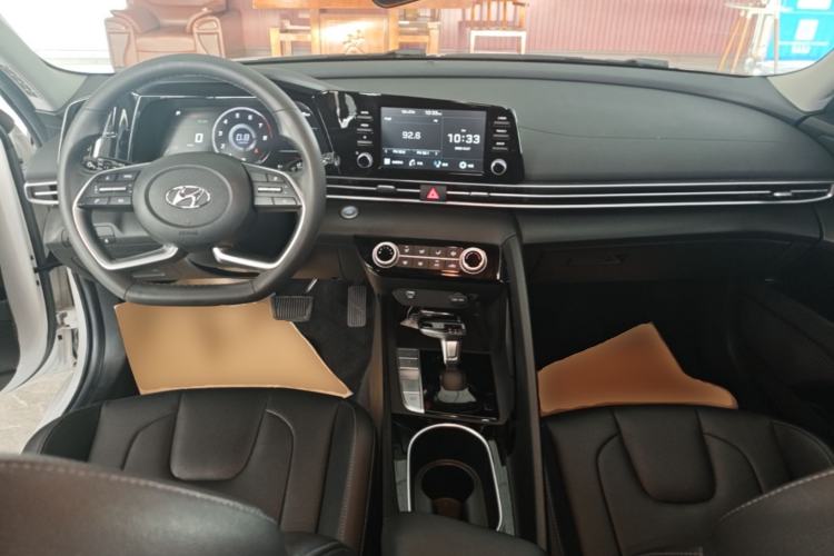 Used Hyundai Elantra 2021 1.5L CVT GLX Elite Edition Center Console