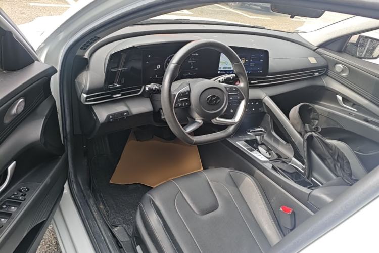 Used Hyundai Elantra 2021 1.5L CVT LUX Prestige Edition Center Console