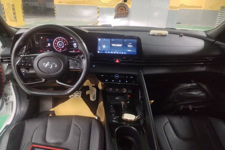 Used Hyundai Elantra 2021 240TGDi DCT LUX Prestige Edition Center Console