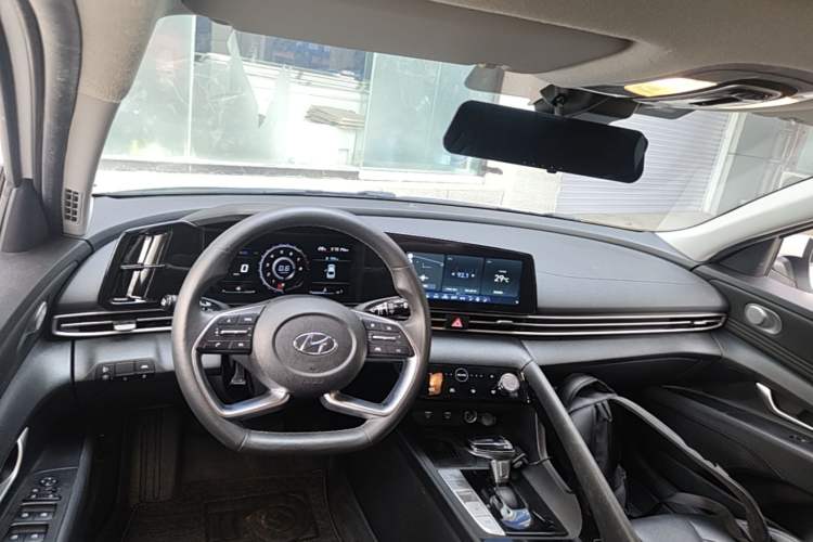 Used Hyundai Elantra 2021 1.5L CVT LUX Prestige Edition Center Console