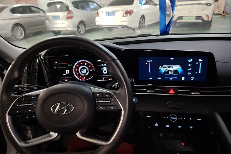Used Hyundai Elantra 2021 1.5L CVT LUX Prestige Edition Center Console